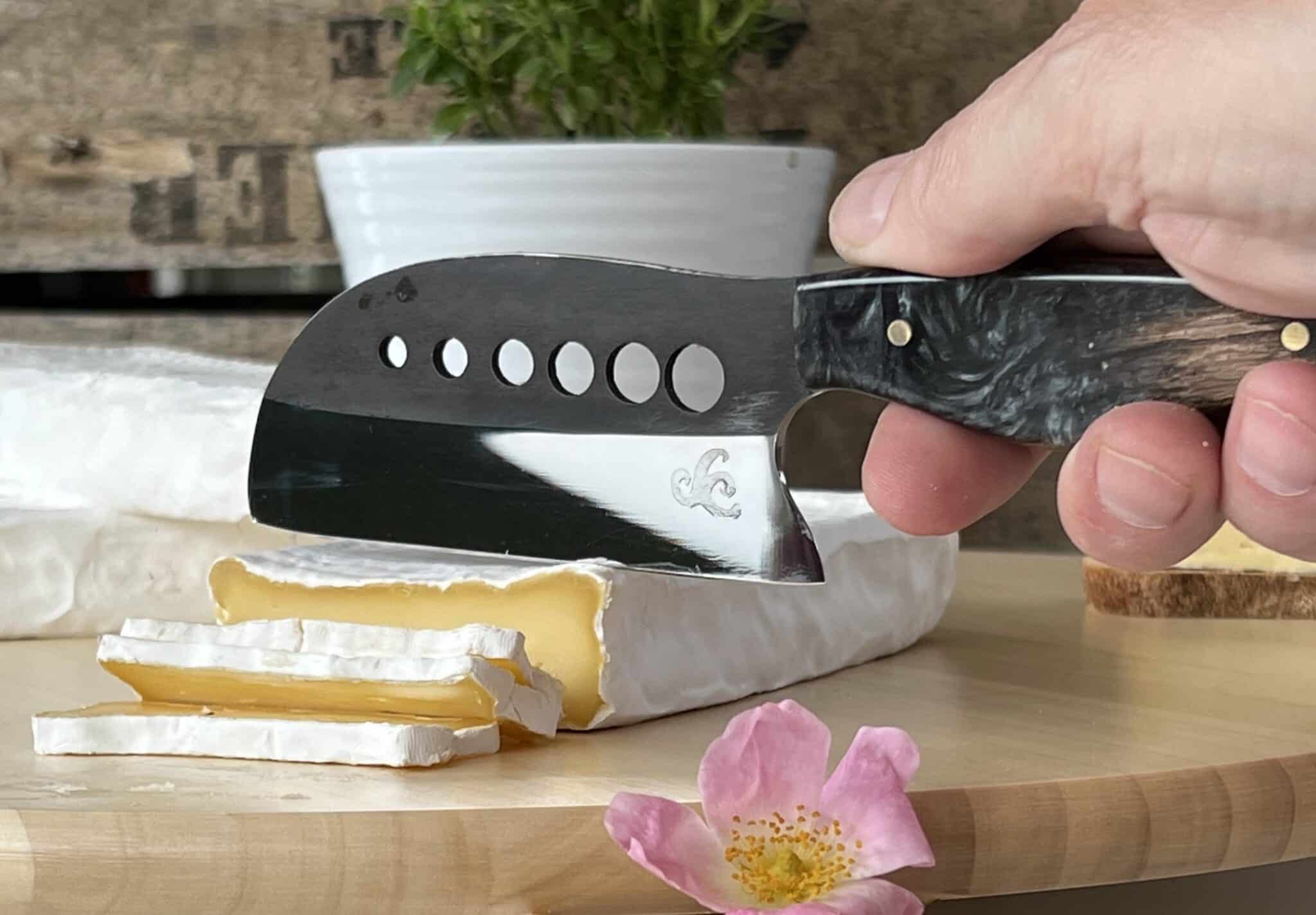 Le fromage est un aliment polyvalent qui allie plaisir gustatif et apports nutritionnels. Bien plus qu’une gourmandise, il constitue une véritable mine de nutriments essentiels, à condition d’être consommé avec modération et dans le cadre d’une alimentation équilibrée.