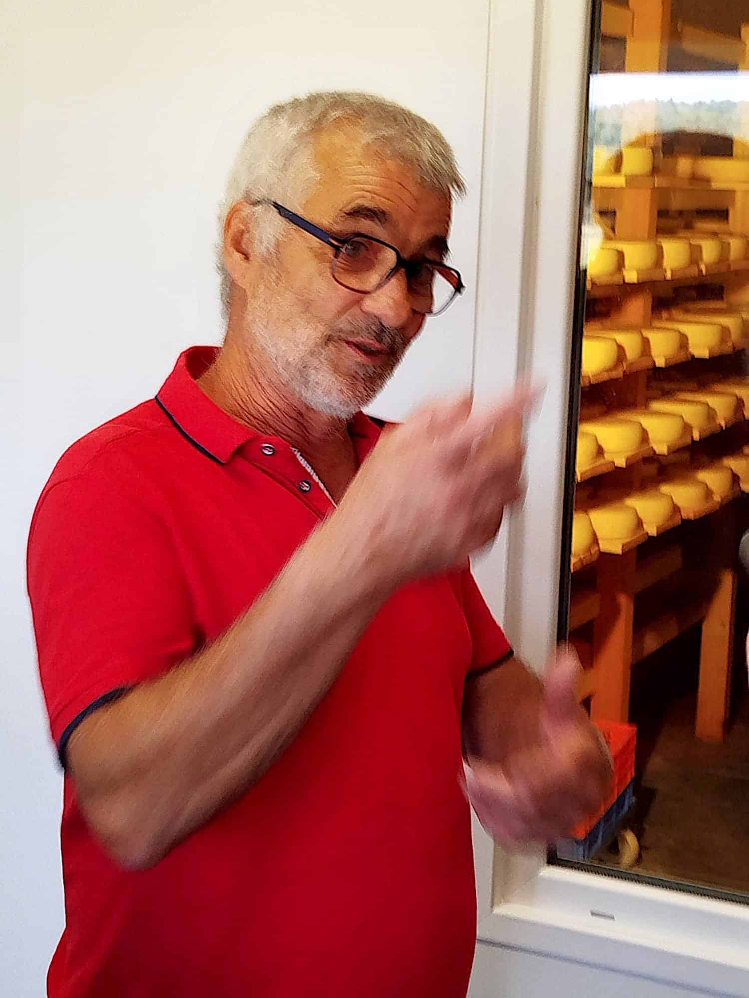 Quel bonheur d’avoir à notre disposition notre couloir de visite, parsemé de fenêtres donnant accès aux ateliers de fabrication et à nos caves. Un vrai moyen d’expliquer notre quotidien : nos joies, nos doutes, et notre engagement d’agriculteurs-fromagers de montagne.