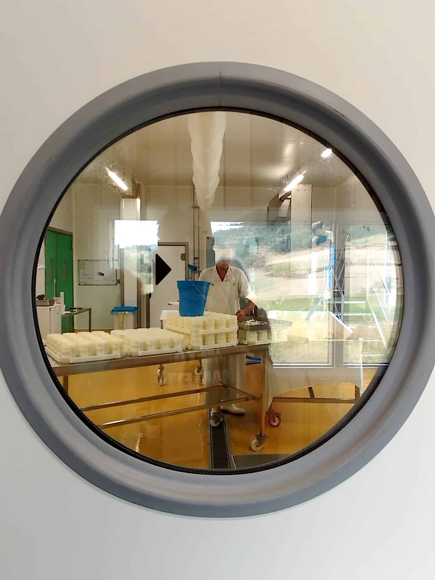 julien fromagerie présente son couloir de visite