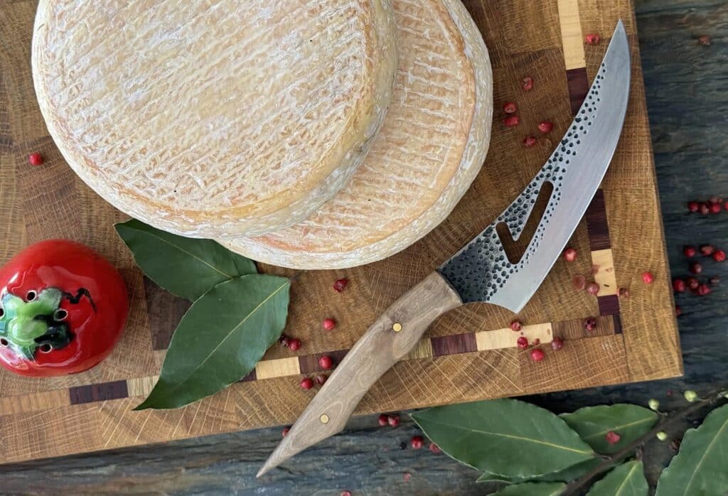 le fromage, la table et son couteau