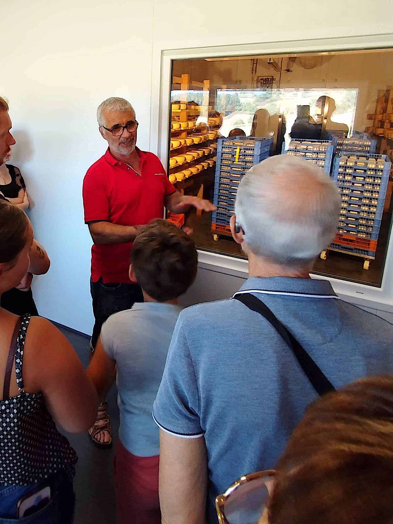 Nous avons le plaisir de vous faire découvrir notre couloir de visite, jalonné de fenêtres ouvrant sur les ateliers de fabrication et les caves d’affinage. Un véritable espace de partage pour mieux comprendre notre quotidien, nos savoir-faire et l’engagement qui anime nos agriculteurs-fromagers de montagne.