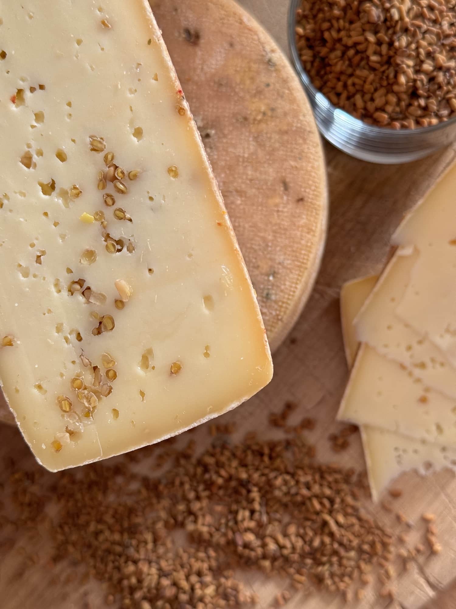 Découvrez la Tomme au Fenugrec, un fromage artisanal à pâte pressée non cuite, aux notes de noix et de noisette. Une tomme savoureuse et fondante.