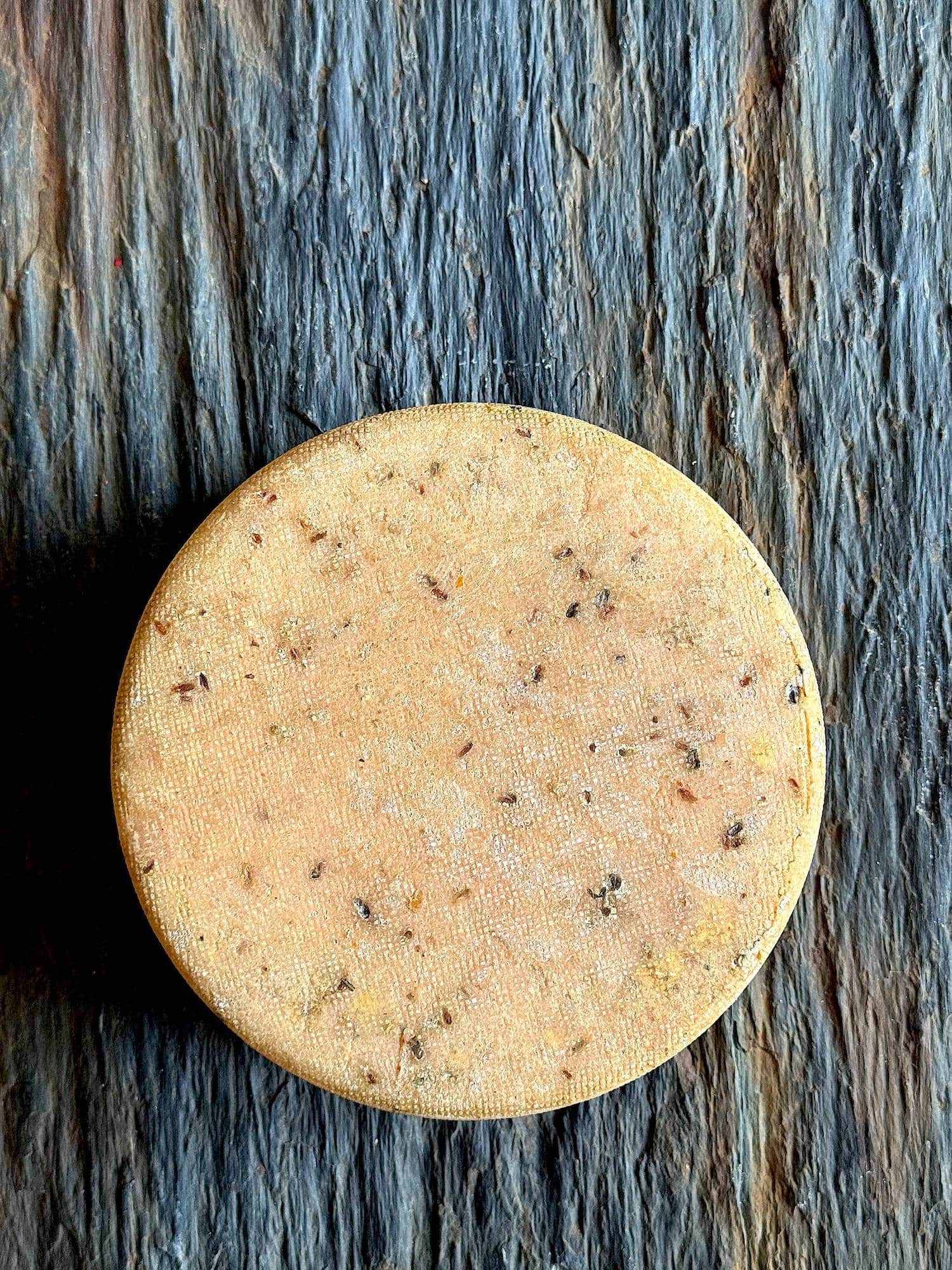 Découvrez la Tomme au Fenugrec, un fromage artisanal à pâte pressée non cuite, aux notes de noix et de noisette. Une tomme savoureuse et fondante.
