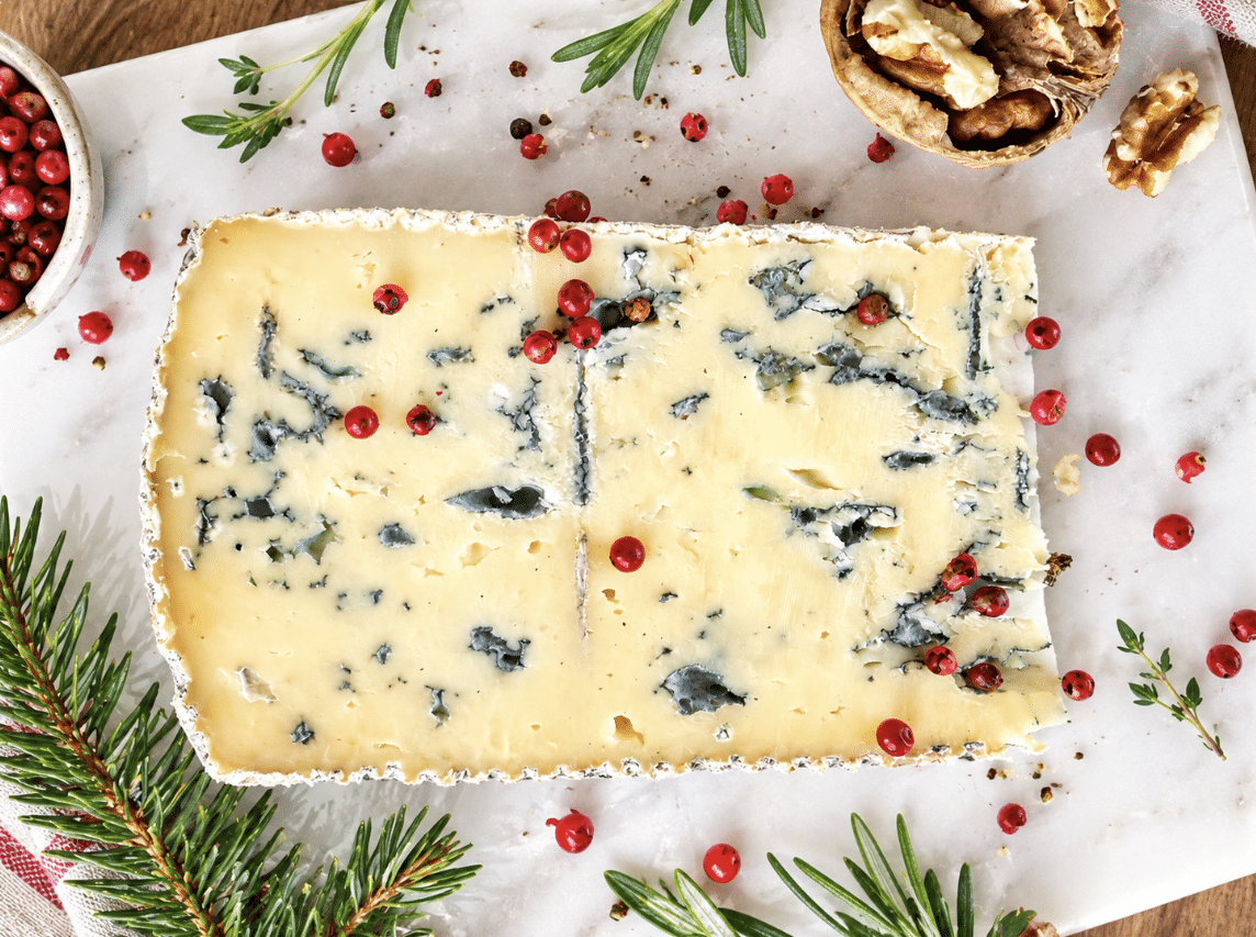 assiette de fête avec notre fromage, le bleu sapin